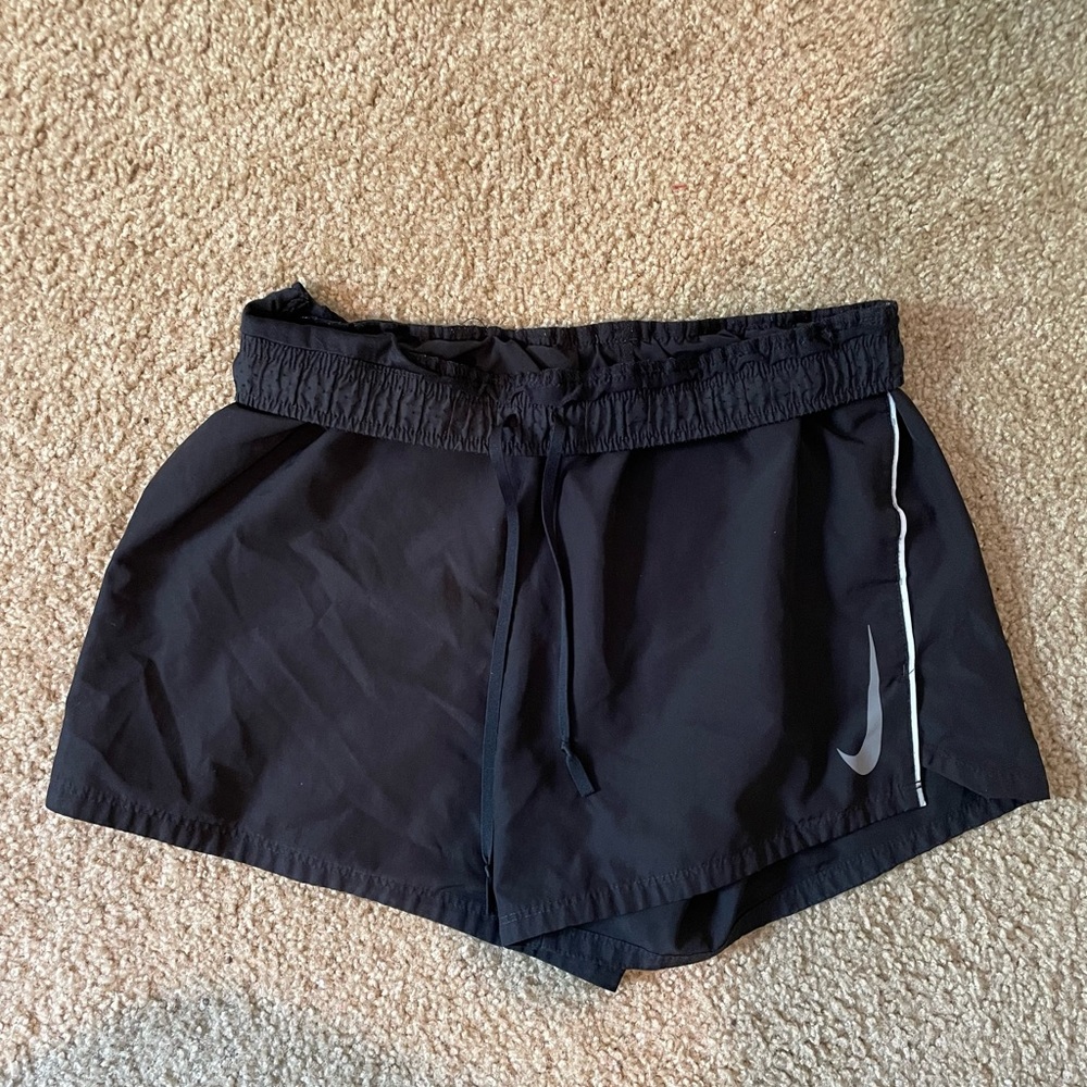 3.5 inch Nike men’s running shorts. Good condition!